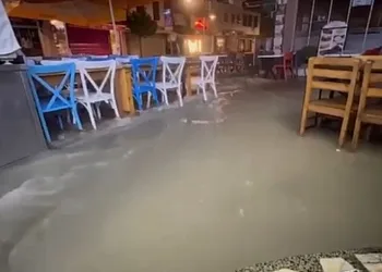 Çeşme’de şiddetli yağmur sele dönüştü
