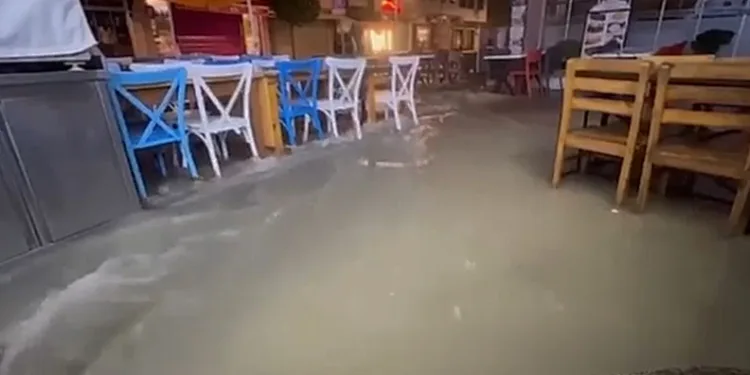 Çeşme’de şiddetli yağmur sele dönüştü