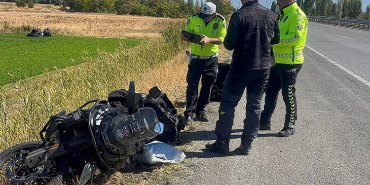 Erzincan’da bariyere çarpan Rus motosiklet sürücüsü öldü