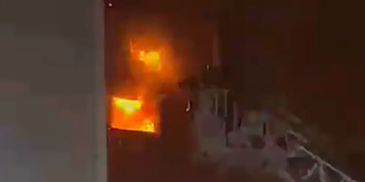 4 katlı mobilya deposunda yangın
