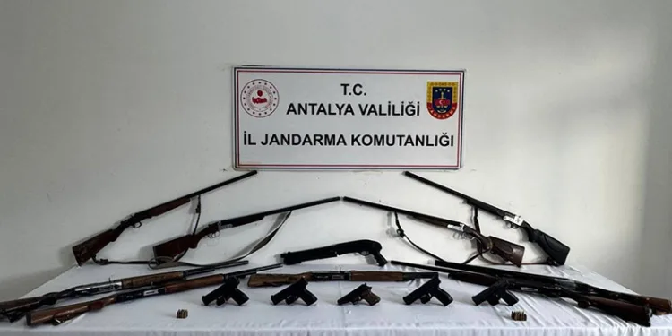 Alanya’da 15 ruhsatsız silah ele geçirildi