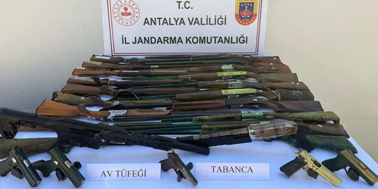 Elmalı’da ruhsatsız 20 silah ele geçirildi