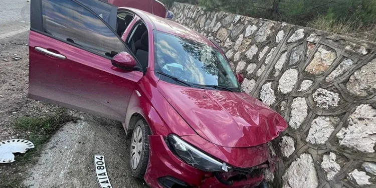 Bilecik’te iki otomobil kafa kafaya çarpıştı: 4 yaralı