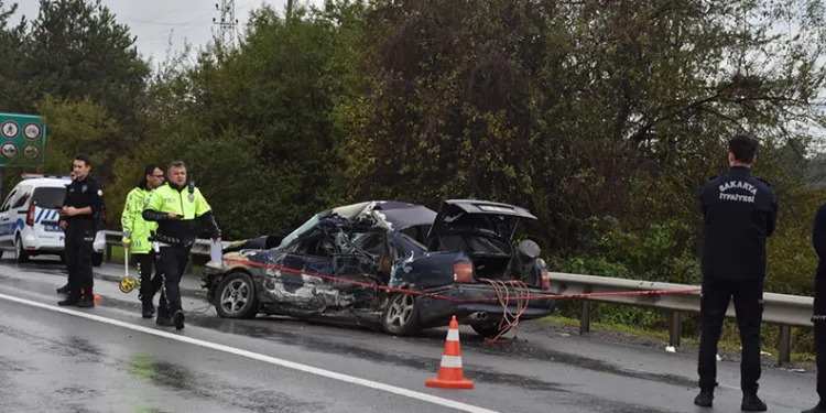 Bariyerlere çarpan otomobil hurdaya döndü