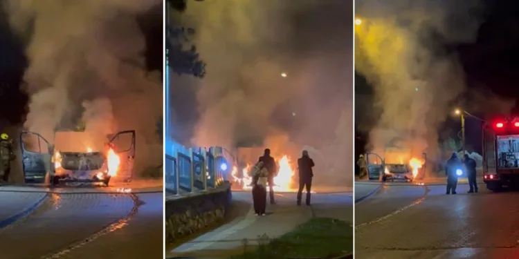 Gözleri önünde minibüs alev alev yandı