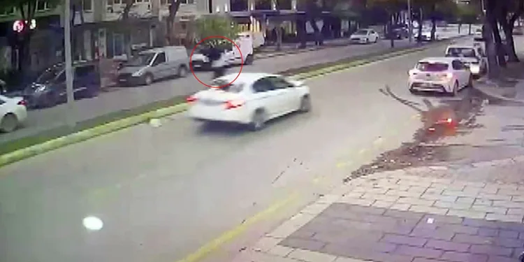 Otomobilin çarptığı kadın metrelerce savruldu