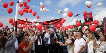 Muhittin Böcek’e gıyabında doğum günü kutlaması