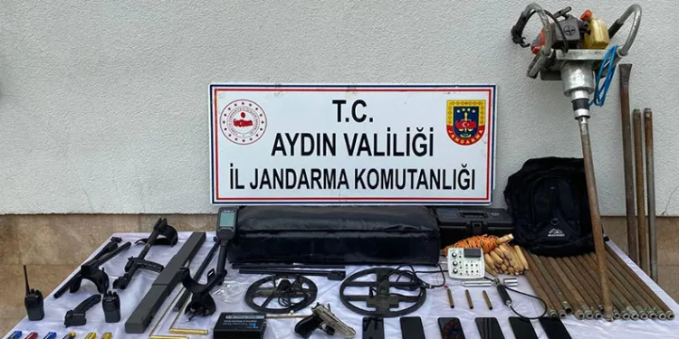 Aydın’da kaçak kazı yapan şahısların evlerine operasyon