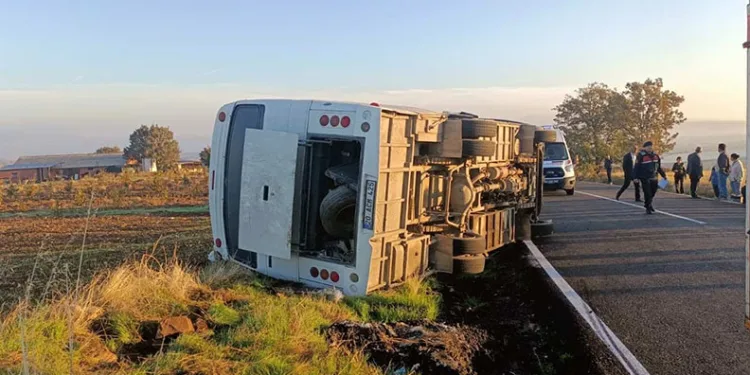 Uşak’ta tarım işçilerini taşıyan midibüs yan yattı: 23 yaralı