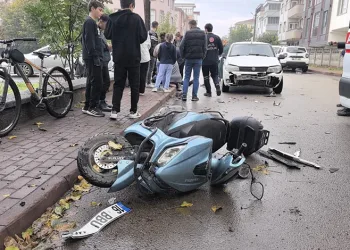 Bursa’da otomobil ile çarpışan motosikletli yaralandı