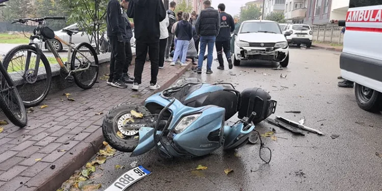 Bursa’da otomobil ile çarpışan motosikletli yaralandı