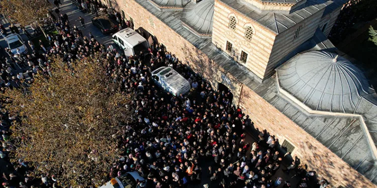 Enkazda kalan 4 kişilik aile, son yolcuklarına uğurlandı