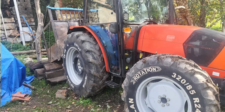Köy muhtarı, traktörle kazan arasında sıkışarak ağır yaralandı