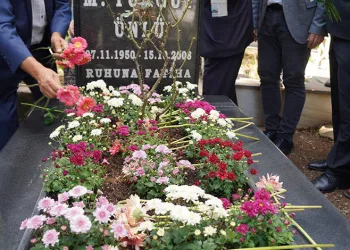 Turgut Ünlü mezarı başında anıldı