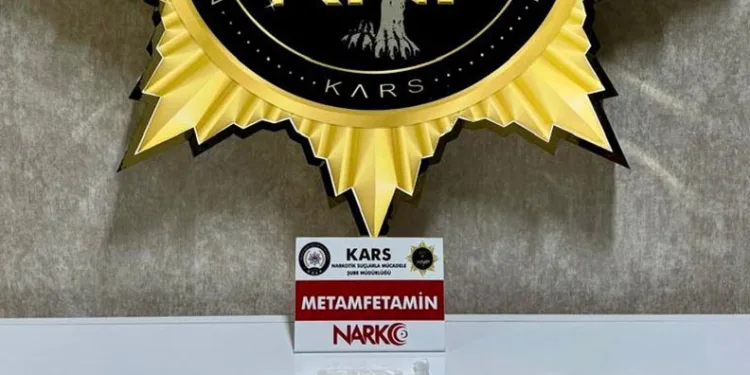 Kars’ta polisten uyuşturucu operasyonu