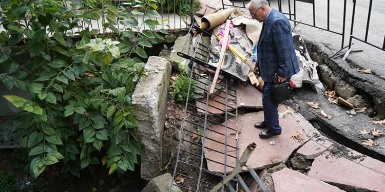 Samsun’da istinat duvarı ve kaldırım çöktü