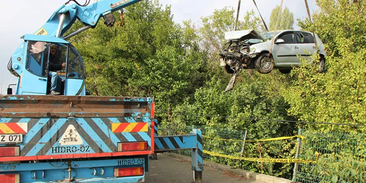 Üniversite öğrencilerinin bulunduğu otomobil bahçeye uçtu: 4 yaralı