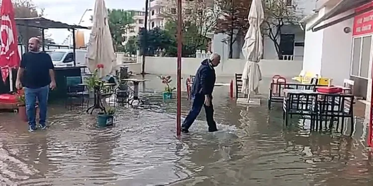 Sağanak yağış su baskınlarına neden oldu