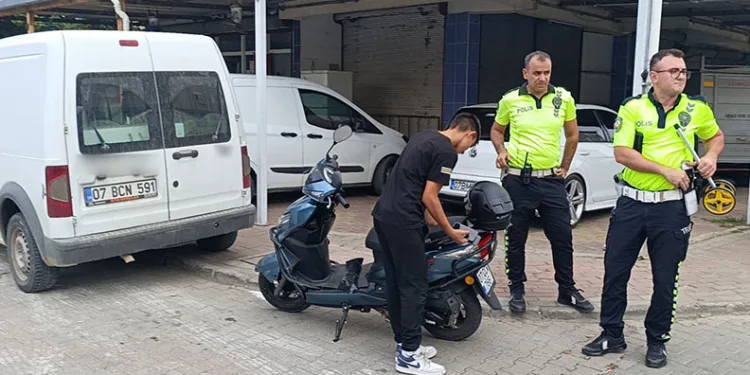 Antalya’da motosikletler çarpıştı: 3 yaralı