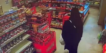 Kadın kılığına giren çocuk hırsız kamerada