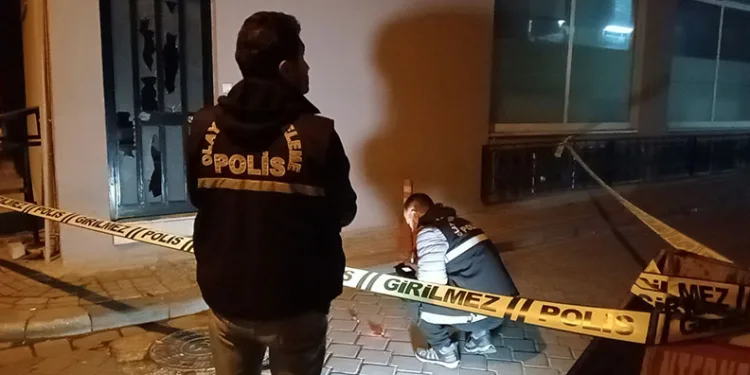 Motosikletli saldırganlar iş yerine tüfekle 3 el ateş açıp kaçtı