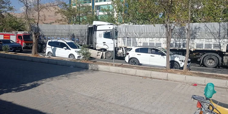 Freni boşalan tır başka bir tıra arkadan çarptı: 1 yaralı