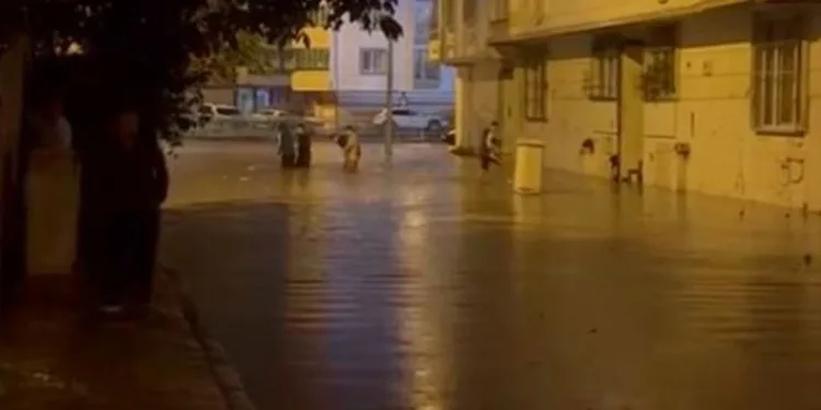 Esenyurt’u sağanak vurdu: Yollar göle döndü, evleri su bastı