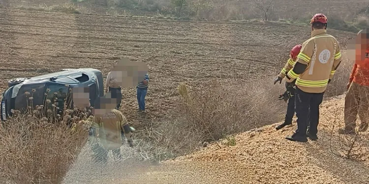 Bursa’da eşine otomobil kullanmayı öğretirken şarampole uçtular