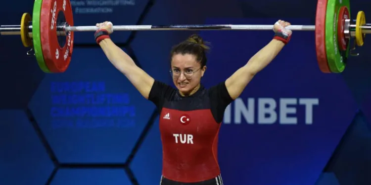 Milli halterci Aysel Özkan’dan Riyad’da 3 altın madalya