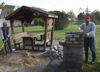 Karacabey Belediyesi parkta tahribatı onardı