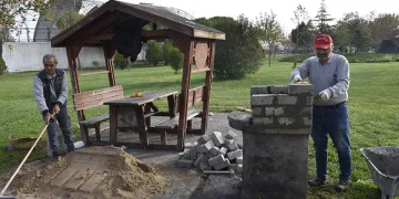 Karacabey Belediyesi parkta tahribatı onardı