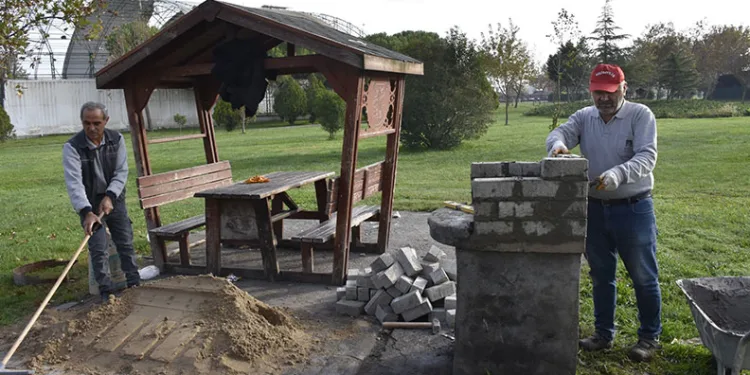 Karacabey Belediyesi parkta tahribatı onardı