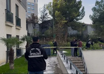 Hava almak için çıktığı camdan düşen genç hayatını kaybetti