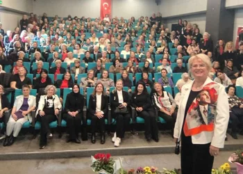 Kadınlar, Atatürk’ü sevdiği şarkılarla andı
