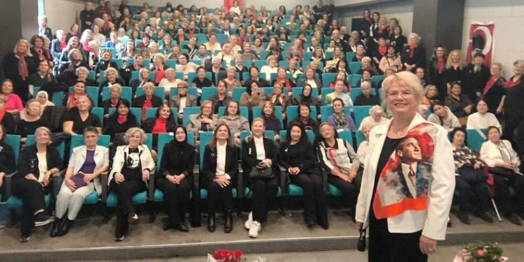 Kadınlar, Atatürk’ü sevdiği şarkılarla andı