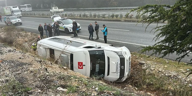 Muğla’da yolcu minibüsü devrildi: 13 yaralı