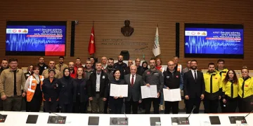 Bursa’da hızla giden motosikletliye arkasından gelen motosikletli böyle çarptı