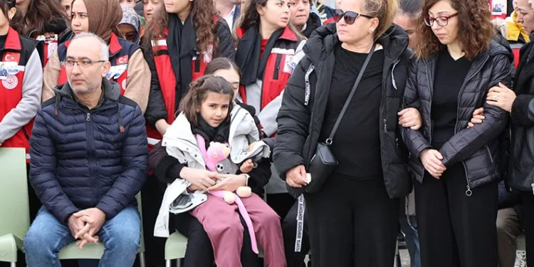 Şehit babasını oyuncağına sarılarak bekledi
