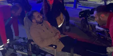 Parkta otururken tanımadığı şahıs tarafından bıçaklandı