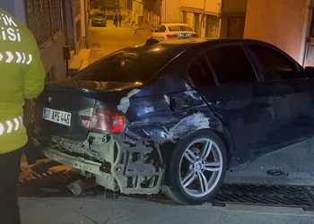 Bursa’da “dur” ihtarına uymayan sürücü 3 araca ve duvara çarptı