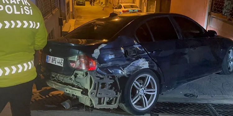 Bursa’da “dur” ihtarına uymayan sürücü 3 araca ve duvara çarptı