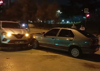 Bursa’da kaza yapan otomobil refüje çarpıp durabildi