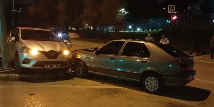 Bursa’da kaza yapan otomobil refüje çarpıp durabildi