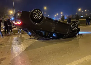 Bursa’da kaza yapan araç takla attı: 2 yaralı