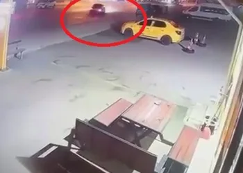 Bursa’da drift atarken park halindeki motosiklete çarptı
