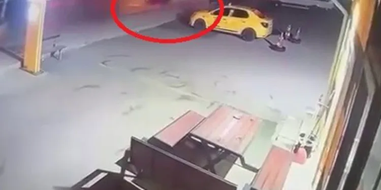 Bursa’da drift atarken park halindeki motosiklete çarptı