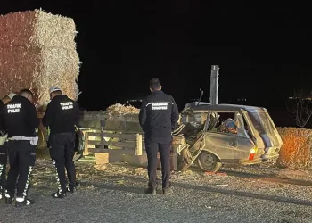 Otomobil TIR’a ok gibi saplandı: Karı-koca hayatını kaybetti