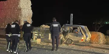 Otomobil TIR’a ok gibi saplandı: Karı-koca hayatını kaybetti