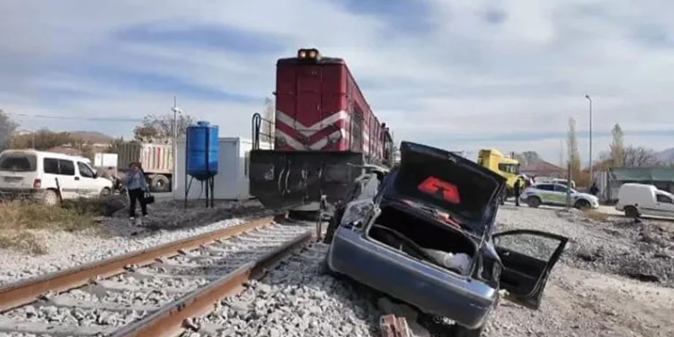Malatya’da yük treni otomobil ile çarpıştı