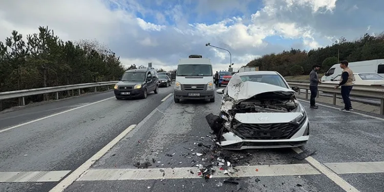 Arnavutköy yolunda zincirleme kaza: 3 araç birbirine kitlendi